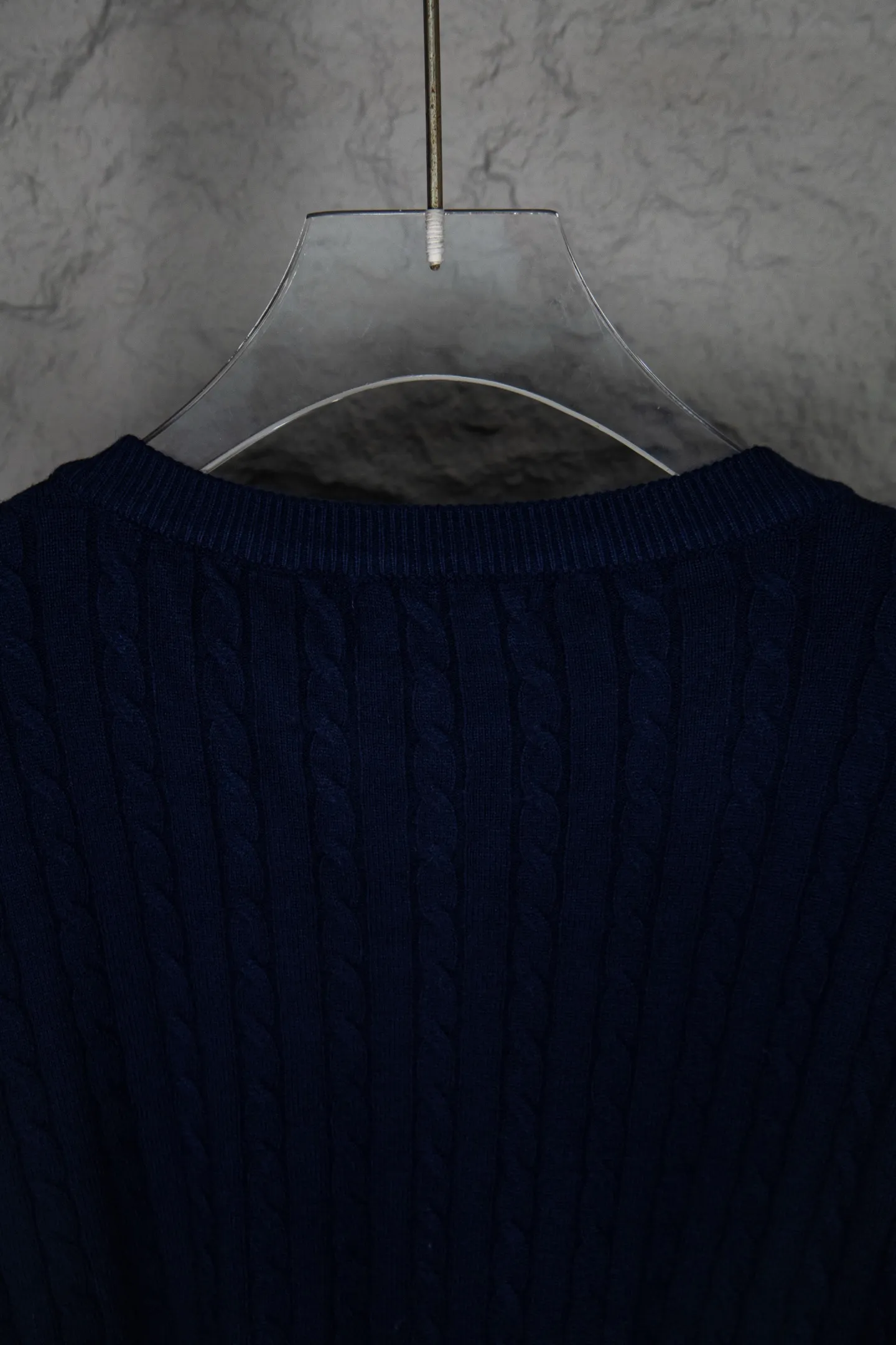 P190 Ralph Lauren Classic Round Neck Solid Color Pony Embroidered Logo Knitted Cardigan Long Sleeve Ralph Lauren Classic Basic Versatile Twist Knitted Cardigan Long Sleeve Main supply platform live broadcast Wholesale entity Replenish when out of stock Not removed from the shelves Quality 1:1 patterning Complete three standards Correct version of pony logo Imported quality cotton yarn Focus on high-end Cost-effective Good quality Needless to say Zhao Lusi's same style is really amazing, so sweet I'm so beautiful. This cardigan is really good-looking. It's simple and easy to wear. It's a must-have for goddess ootd. Good-looking clothes are never picky. A must-have in the wardrobe of goddesses. Size: S-XL. Color: black, apricot, gray, navy, red, white.